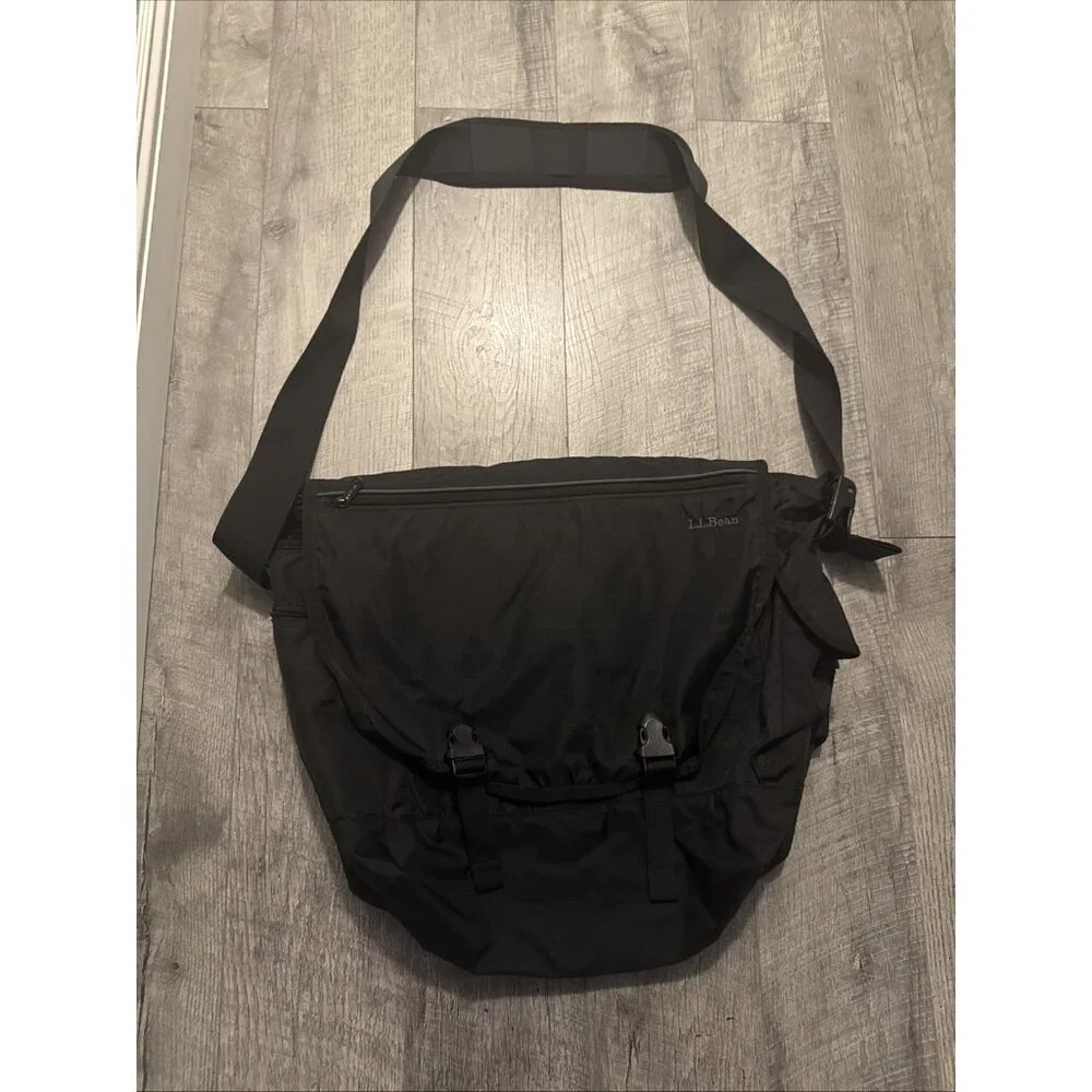 LL Bean Messenger Bag Mens Nylon Black Flap Laptop Carrying Buckle Travel LARGE